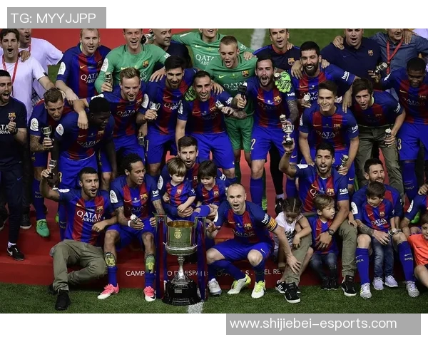 世界足球巨星齐聚一堂 经典阵容图呈现全球顶级球员风采